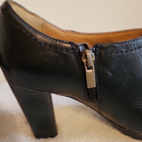 Clarks Artisan Black Leather Heel Booties with Side Zip - Picture 14 of 16